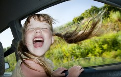 Cum ne calmăm copilul neastâmpărat când plecăm cu mașina?