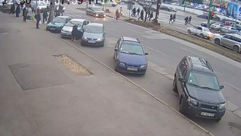 Eliberați zona, că nu știe să conducă! O domnișoară din Republica Moldova a lovit două mașini și a fugit