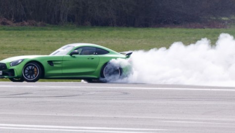 Matt LeBlanc de la Top Gear face praf cauciucul unui Mercedes-AMG GT R