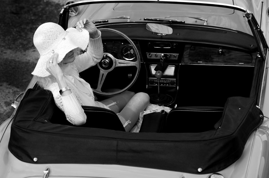 black-white-vintage-car-fashion