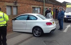 Accident ireal în Marea Britanie – Un BMW izbit de zid