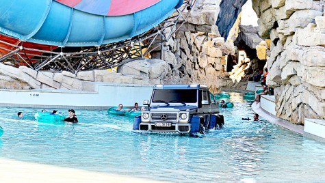 Cu tiranozaurul la piscină – Un Mercedes G-Class 6×6 face baie la parcul acvatic din  Dubai