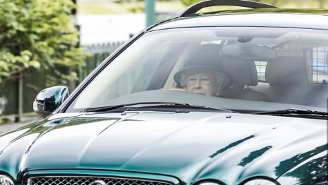 S-a săturat de etichetă! Regina Angliei surprinsă la volan