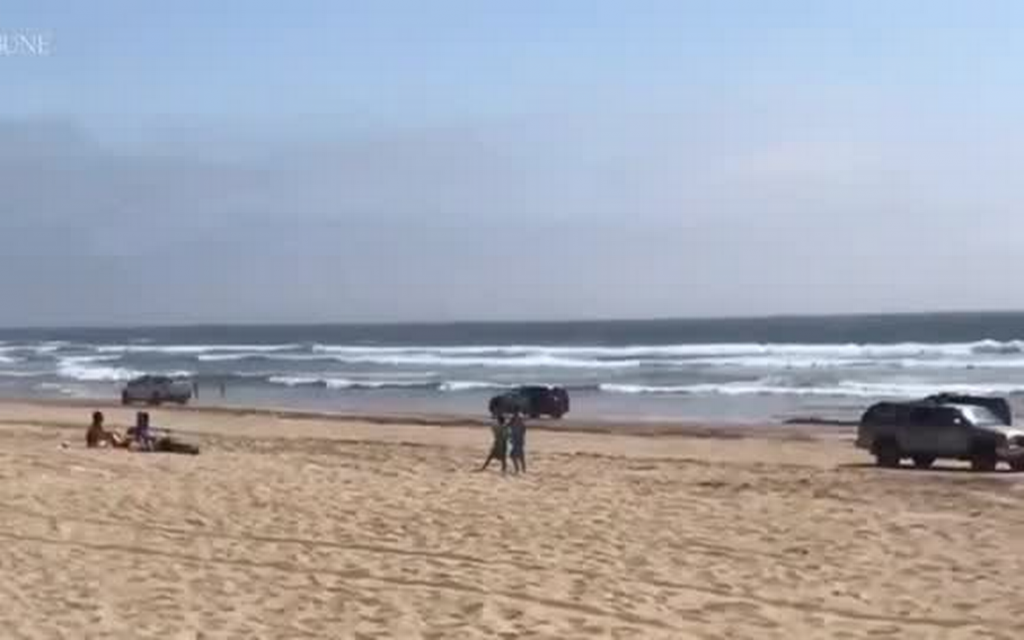 Cu mașina pe plajă