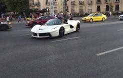 Ce nebun! Șofer de Ferrari face show în plină stradă la Budapesta, cu Afrojack în dreapta