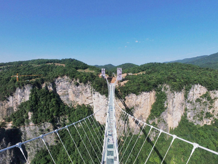 Cel mai lung și mai înalt pod de sticlă din lume 