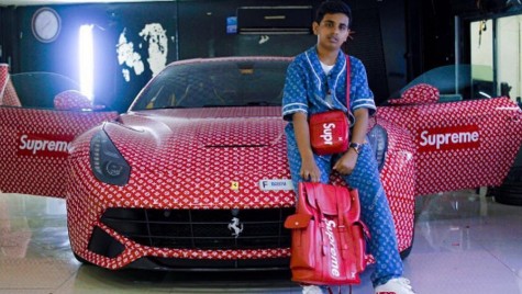 El este puștiul răsfățat cu Ferrari îmbrăcat în Louis Vuitton