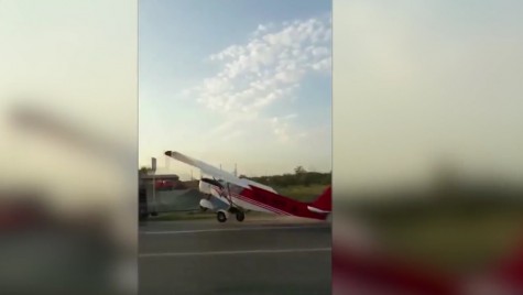 Păzea că vine avionul! Un pilot a încercat să decoleze de pe o șosea