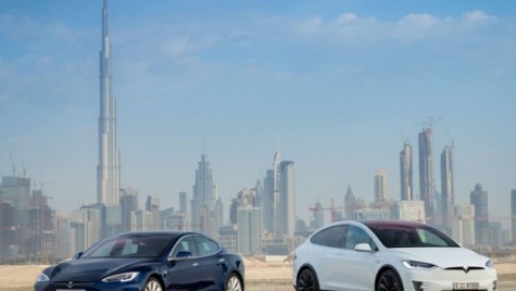 Primele taxiuri autonome Tesla au fost livrate la Dubai