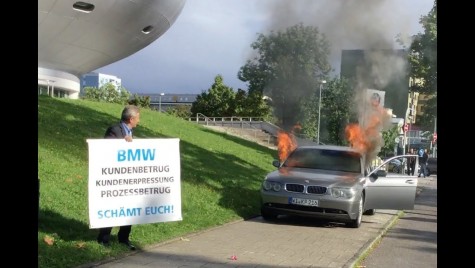 Distrugător de profesie – Și-a dat foc la BMW în fața uzinei din Munchen