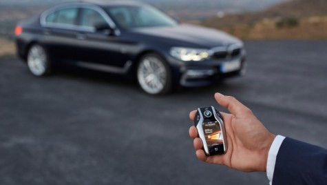 BMW face mașina fără cheie, care se deschide prin smartphone. Ce te faci fără baterie la telefon?