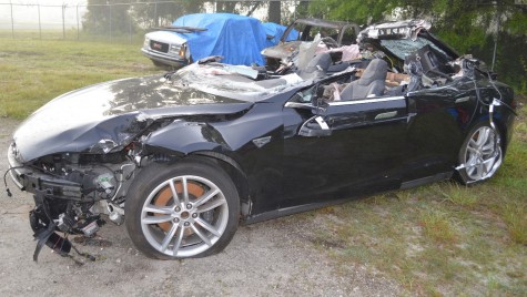 Verdict în cazul accidentului mortal cu o Tesla: șoferul și pilotul automat au greșit