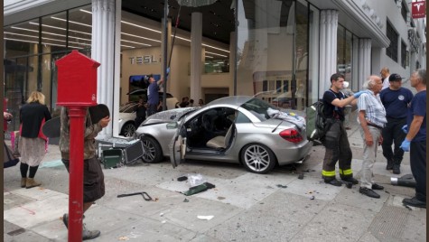 Un Mercedes SLK intră într-o reprezentanță Tesla. Nu e banc!