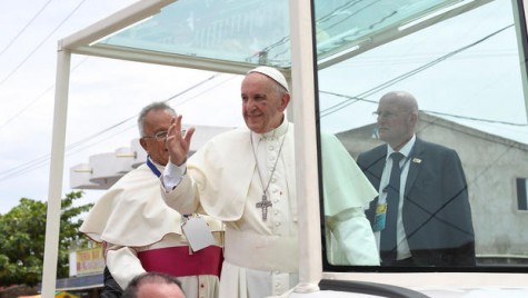 „Mi-a tras un pumn!” Papa Francisc glumește după ce s-a lovit la cap în geamul papamobilului