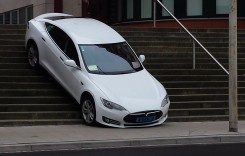 Ușor cu Tesla pe scări! Un șofer a ratat virajul și a ajuns într-o poziție… incomodă!