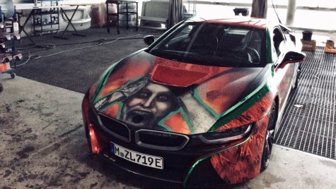 Nu e de râs! Așa arată BMW i8 cu chipul Joker-ului pe capotă