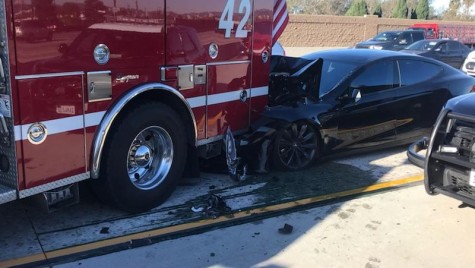 Ups! Tesla Model S intră sub o mașină de pompieri. Era pe Autopilot!