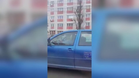 Un șofer din Constanța a fost filmat conducând de pe scaunul din dreapta