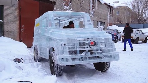 Un rus a construit un Mercedes-Benz G-Class de gheață. Mașina chiar funcționează!