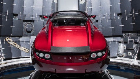 Elon Musk își trimite mașina în spațiu