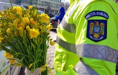Polițiștii de la Brigada Rutieră din București au „amendat” șoferițele cu flori și mărțișoare