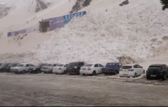 Păzea că vine! Zeci de mașini îngropate de avalanșă