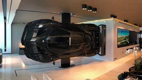 Bibelou cu 4 roți. Un pasionat de mașini pune un Pagani Zonda în sufragerie pe post de decor