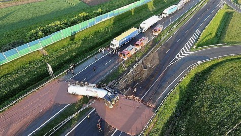 Accident… delicios. O cisternă cu 12 tone de ciocolată s-a răsturnat pe autostradă. VIDEO