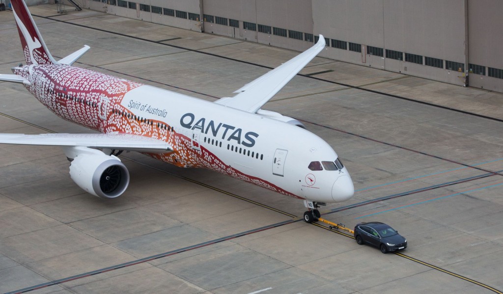 Tesla Model X Boeing-787-9 Dreamliner
