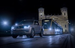 Noul Volkswagen Amarok cu motor V6 tractează un tramvai