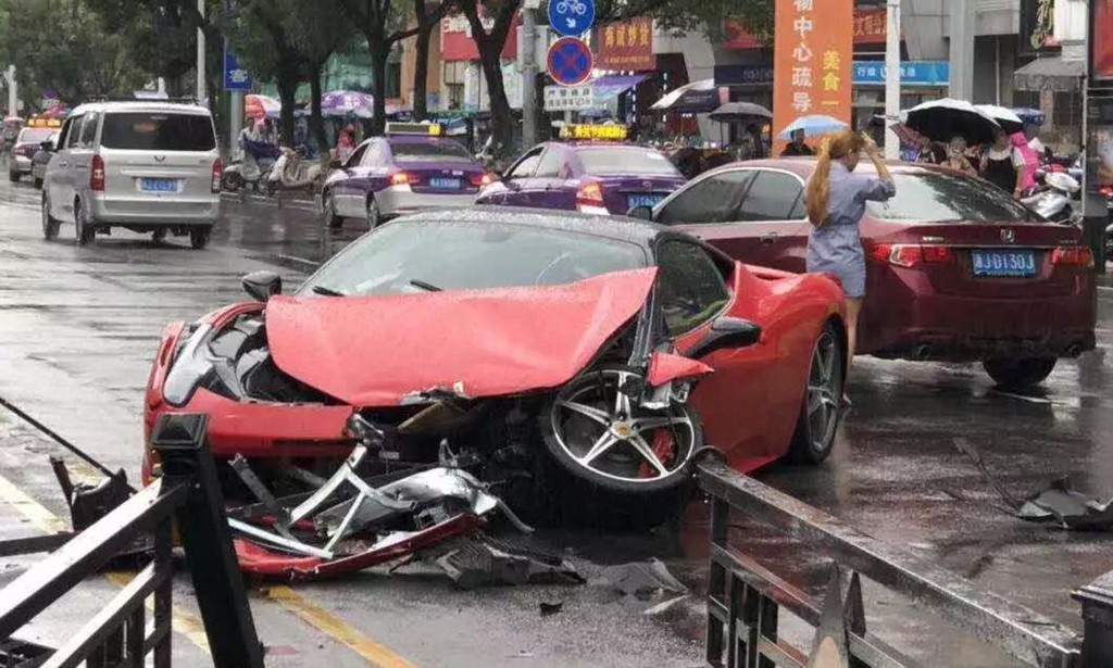 Ferrari facut praf