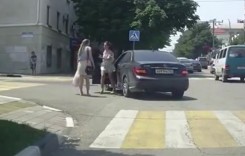 Bătaie în plină stradă după ce șoferița a claxonat pietonul pe trecere