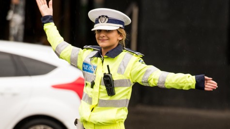 De ce zâmbea polițista în ploaie în intersecție?