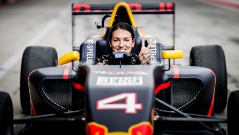 Handbalista Cristina Neagu, cu 200 km/h pe circuit