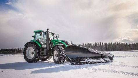 Record mondial: Tractorul autonom Valtra înlătură zăpada cu o viteză de 73,171 km/h