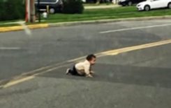 Un bebeluș fugit de acasă a blocat traficul pe o stradă aglomerată