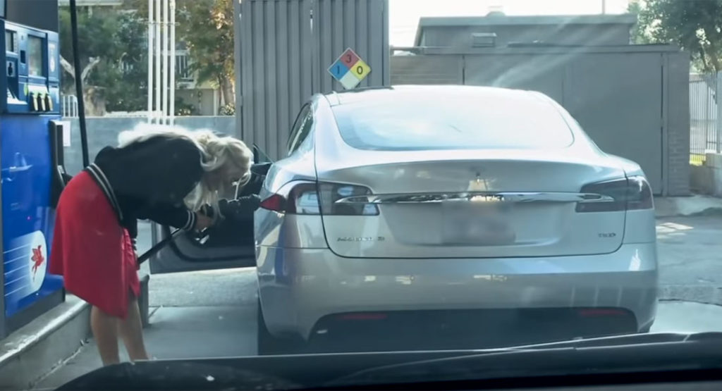 Tesla la benzinărie