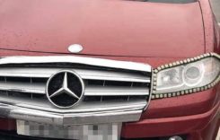 Un Mercedes nou-nouț a făcut senzație în parcarea unui hypermarket. Nici 2.000 de euro nu costă!