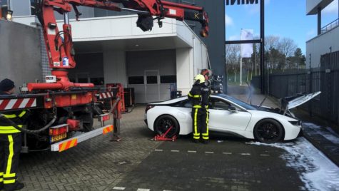 Cum au stins pompierii un BMW i8 care luase foc?