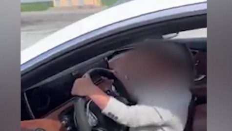 Copil filmat de părinți în timp ce conduce mașina familiei