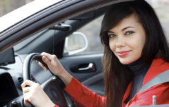 8 lucruri pe care o femeie stilată nu le face niciodată în mașină