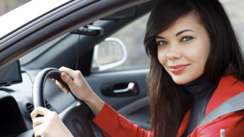 8 lucruri pe care o femeie stilată nu le face niciodată în mașină