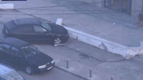 Au scos stâlpii din asfalt ca să-și parcheze mașinile