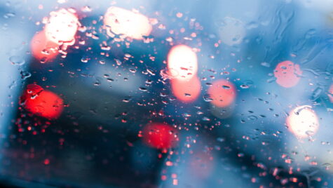 Conduita în siguranță pe vreme ploioasă: sfaturi esențiale